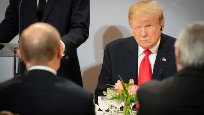 Clovnul Trump, conspiratorul imaginar